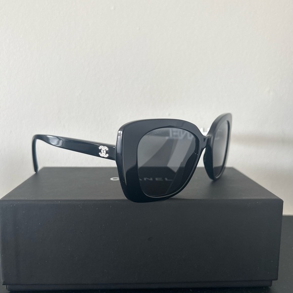 Chanel sunglasses - Picture 2 of 6